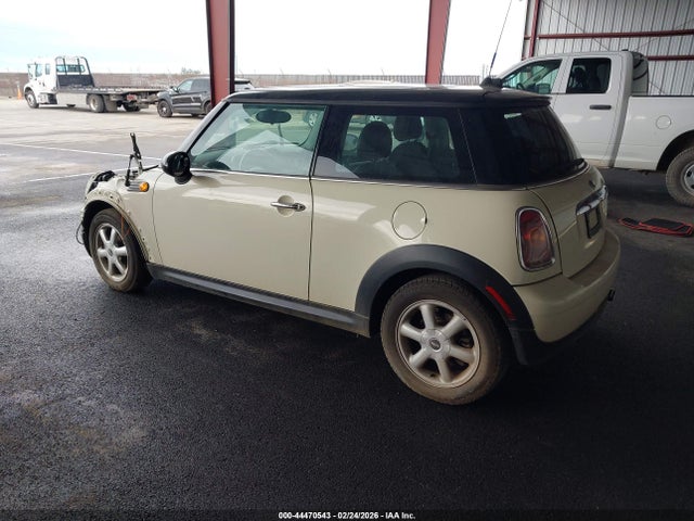 2010 MINI COOPER WMWMF3C54ATZ67376 Photo 2