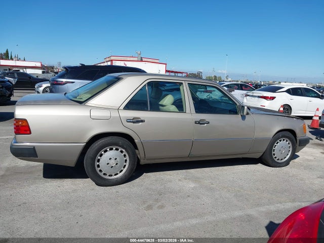 44470628 :رقم المزاد ، WDBEA32E1PB895458 vin ، 1993 Mercedes-benz 300 E مزاد بيع