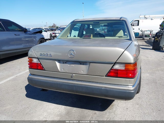 44470628 :رقم المزاد ، WDBEA32E1PB895458 vin ، 1993 Mercedes-benz 300 E مزاد بيع