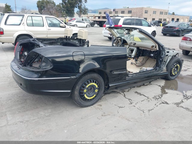 2008 MERCEDES-BENZ CLK 550 WDBTK72G08T089832 Photo 3