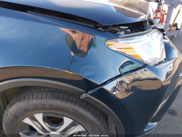 JTMZFREV0JJ747933 Toyota RAV4 LE