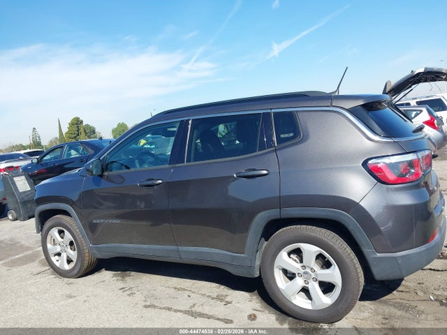 3C4NJCBB0JT469080 Jeep Compass Latitude Fwd