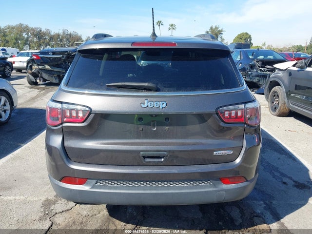 3C4NJCBB0JT469080 Jeep Compass Latitude Fwd