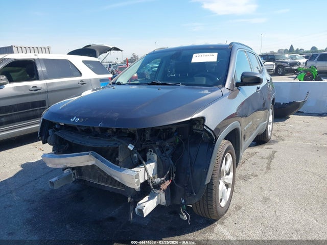 3C4NJCBB0JT469080 Jeep Compass Latitude Fwd