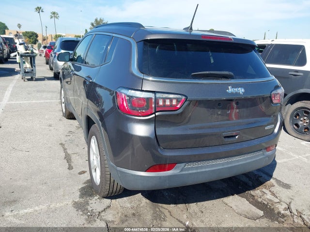 3C4NJCBB0JT469080 Jeep Compass Latitude Fwd