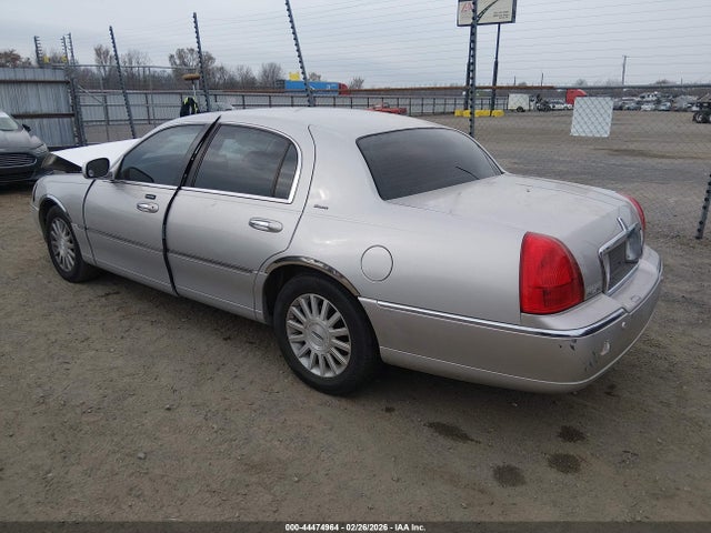 2004 LINCOLN TOWN CAR 1LNHM83W34Y686673 Photo 2