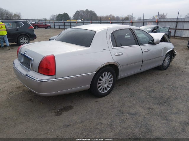 2004 LINCOLN TOWN CAR 1LNHM83W34Y686673 Photo 3