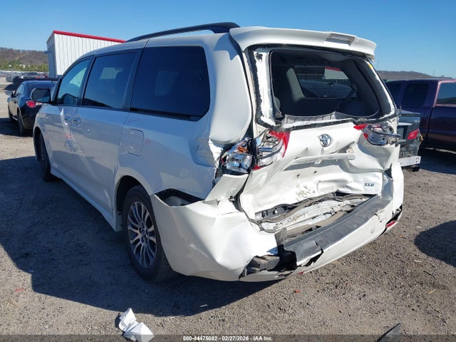2018 TOYOTA SIENNA 5TDYZ3DC0JS917338 Photo 2