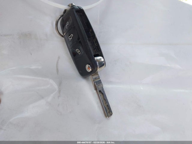 1VWAT7A37GC043012 Volkswagen Passat 1.8t S