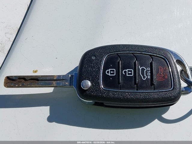 KM8J33A49HU562526 Hyundai TUCSON SE