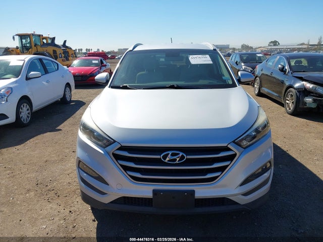 KM8J33A49HU562526 Hyundai TUCSON SE