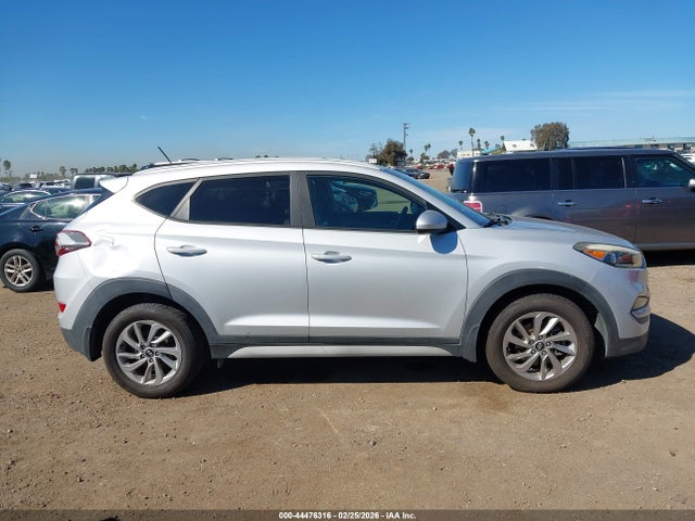 KM8J33A49HU562526 Hyundai TUCSON SE