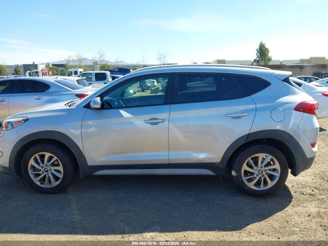 KM8J33A49HU562526 Hyundai TUCSON SE