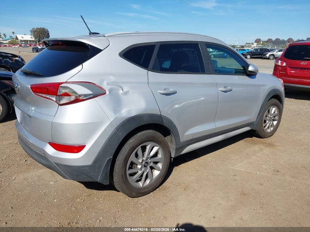 KM8J33A49HU562526 Hyundai TUCSON SE