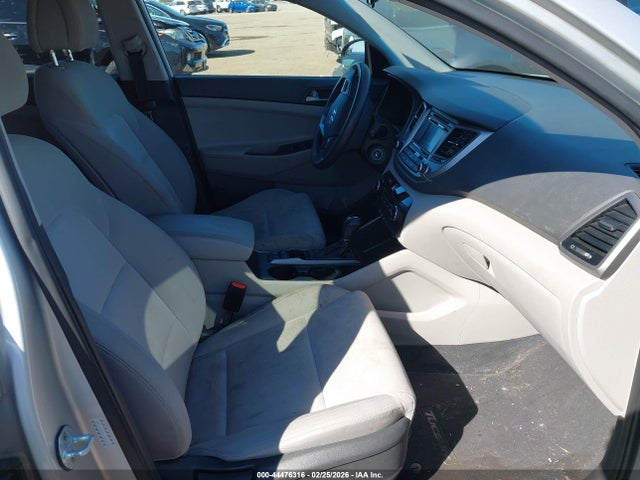 KM8J33A49HU562526 Hyundai TUCSON SE