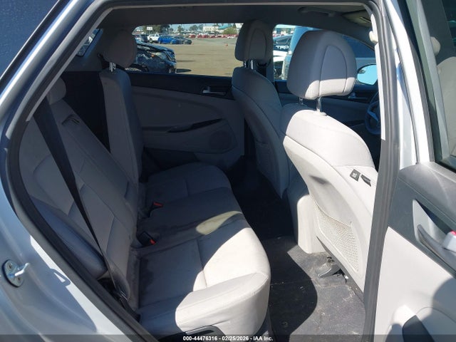KM8J33A49HU562526 Hyundai TUCSON SE