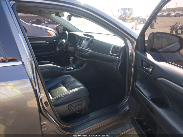 5TDKZRFH1KS301165 Toyota Highlander Se