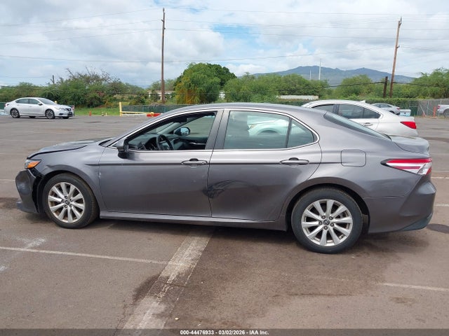 2020 Toyota Camry Le მანქანა იყიდება აუქციონზე, vin: 4T1C11AK8LU880776, აუქციონის ნომერი: 44476933