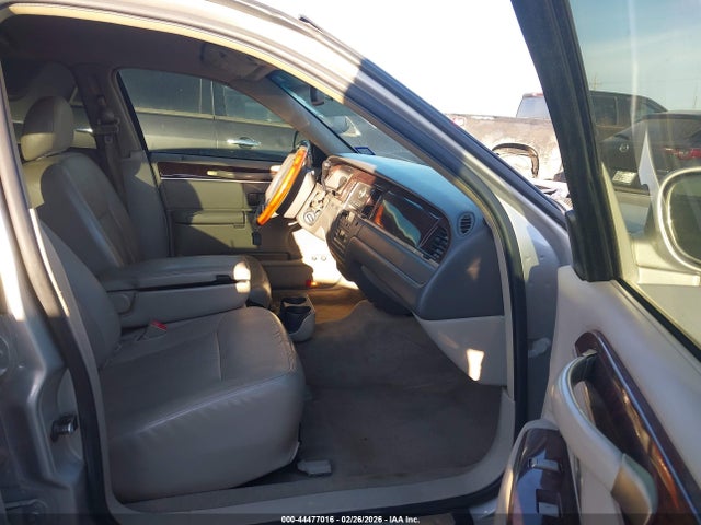 2009 LINCOLN TOWN CAR 2LNHM82V89X617073 Photo 4