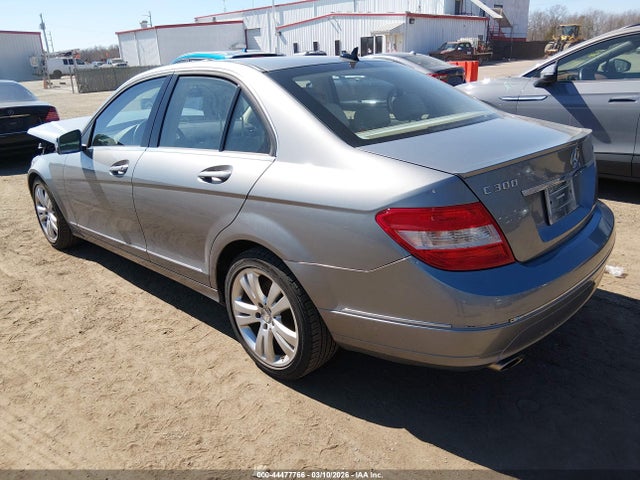 2011 MERCEDES-BENZ C 300 WDDGF8BB7BR181080 Photo 2