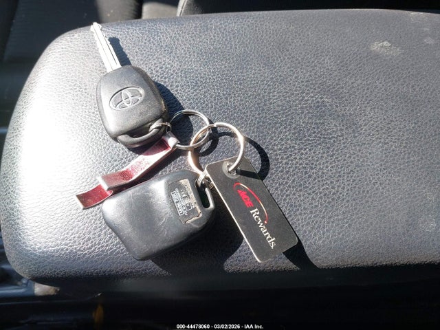 JTMBFREV6JJ729745 Toyota RAV4 LE
