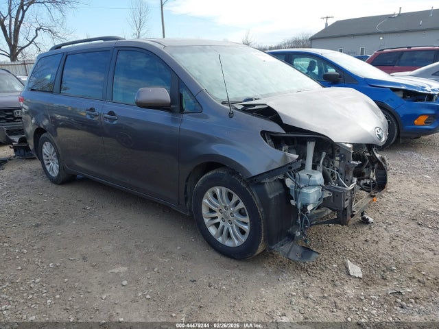 44479244 :رقم المزاد ، 5TDYK3DC4ES430203 vin ، 2014 Toyota Sienna Xle V6 8 Passenger مزاد بيع