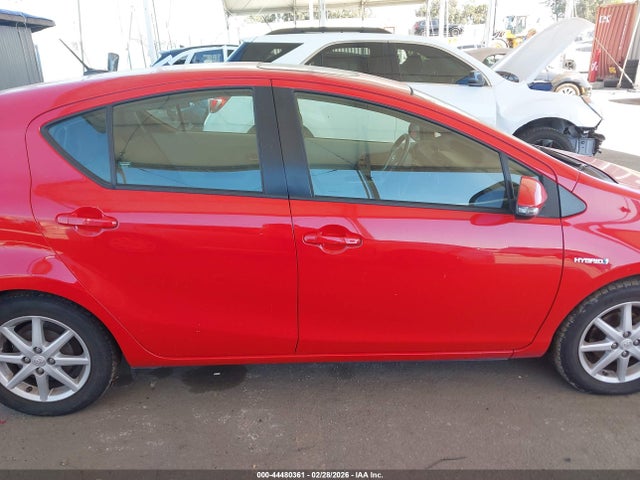 JTDKDTB35E1061545 Toyota Prius C Four