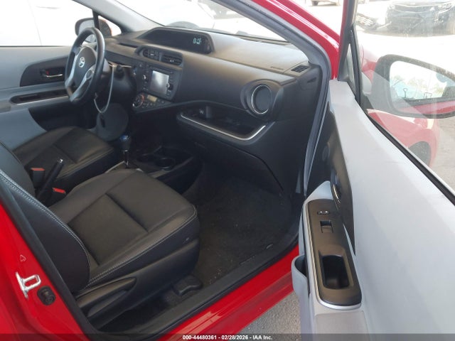 JTDKDTB35E1061545 Toyota Prius C Four