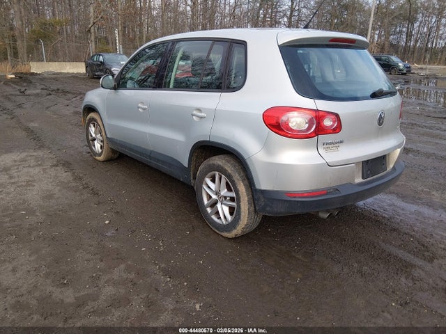 2011 VOLKSWAGEN TIGUAN WVGBV7AX5BW560977 Photo 2