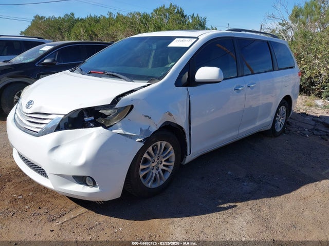 2011 TOYOTA SIENNA 5TDYK3DC0BS052473 Photo 1