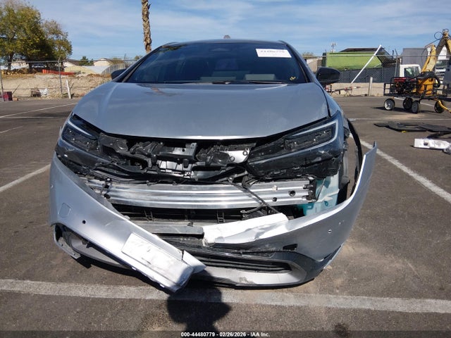 JTDACAAU0T3065226 Toyota Prius Limited