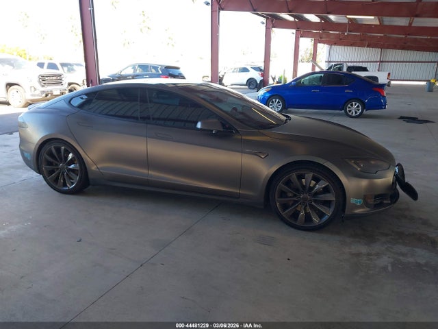 44481229 :رقم المزاد ، 5YJSA1CPXDFP26752 vin ، 2013 Tesla Model S Performance مزاد بيع