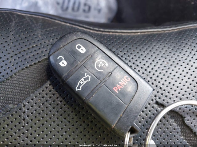 44481573 :رقم المزاد ، 2C3CA6CT2BH613873 vin ، 2011 Chrysler 300c مزاد بيع