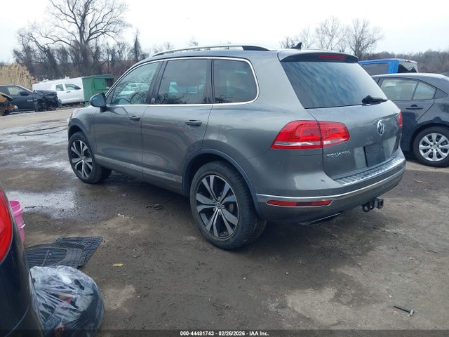 2017 VOLKSWAGEN TOUAREG WVGRF7BP2HD000879 Photo 2