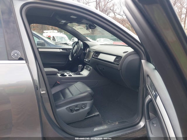 2017 VOLKSWAGEN TOUAREG WVGRF7BP2HD000879 Photo 4
