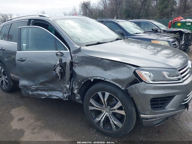 2017 VOLKSWAGEN TOUAREG WVGRF7BP2HD000879 Photo 5