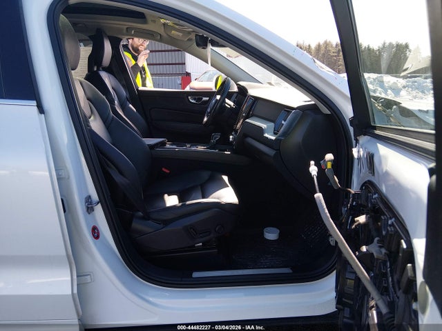 2018 VOLVO XC60 YV4A22RKXJ1046667 Photo 4