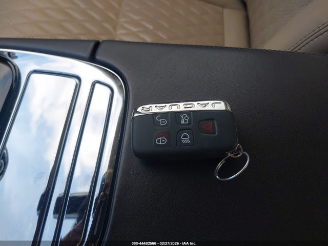 2018 JAGUAR XJ SAJWJ2GD5J8W13814 Photo 10