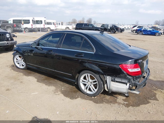 2014 MERCEDES-BENZ C 250 WDDGF4HB2EA951804 Photo 2