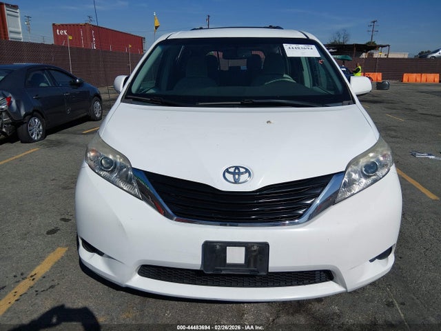 44483694 :رقم المزاد ، 5TDKK3DC1DS371227 vin ، 2013 Toyota Sienna Le V6 8 Passenger مزاد بيع