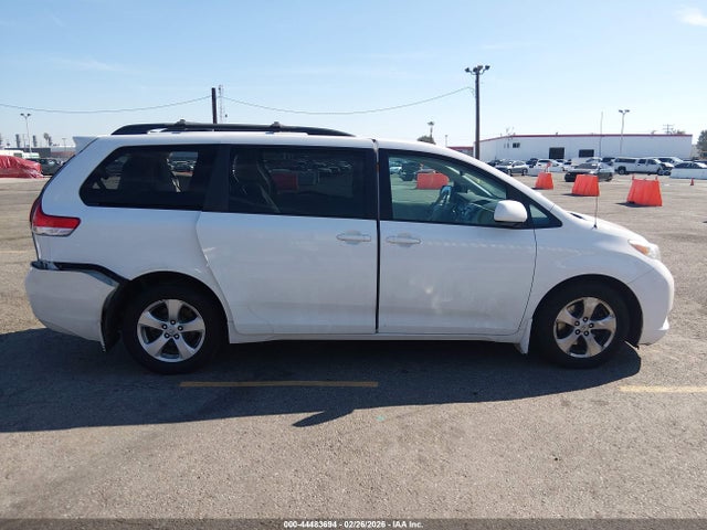 44483694 :رقم المزاد ، 5TDKK3DC1DS371227 vin ، 2013 Toyota Sienna Le V6 8 Passenger مزاد بيع