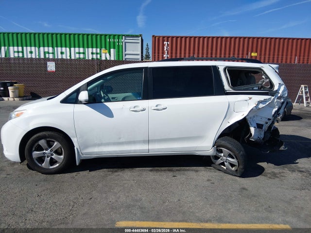 44483694 :رقم المزاد ، 5TDKK3DC1DS371227 vin ، 2013 Toyota Sienna Le V6 8 Passenger مزاد بيع