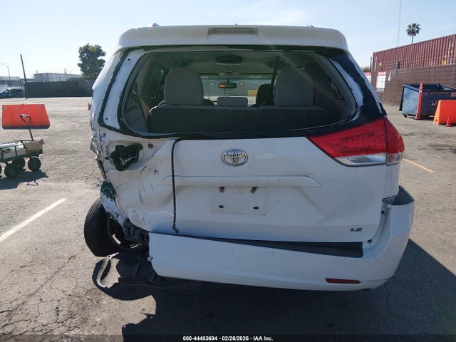 44483694 :رقم المزاد ، 5TDKK3DC1DS371227 vin ، 2013 Toyota Sienna Le V6 8 Passenger مزاد بيع