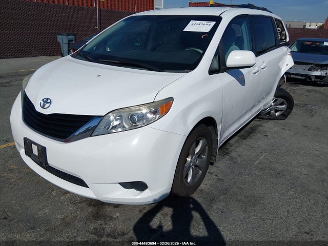 44483694 :رقم المزاد ، 5TDKK3DC1DS371227 vin ، 2013 Toyota Sienna Le V6 8 Passenger مزاد بيع