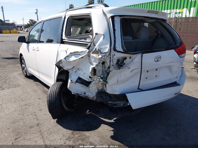 44483694 :رقم المزاد ، 5TDKK3DC1DS371227 vin ، 2013 Toyota Sienna Le V6 8 Passenger مزاد بيع