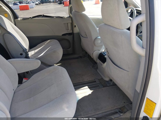 44483694 :رقم المزاد ، 5TDKK3DC1DS371227 vin ، 2013 Toyota Sienna Le V6 8 Passenger مزاد بيع