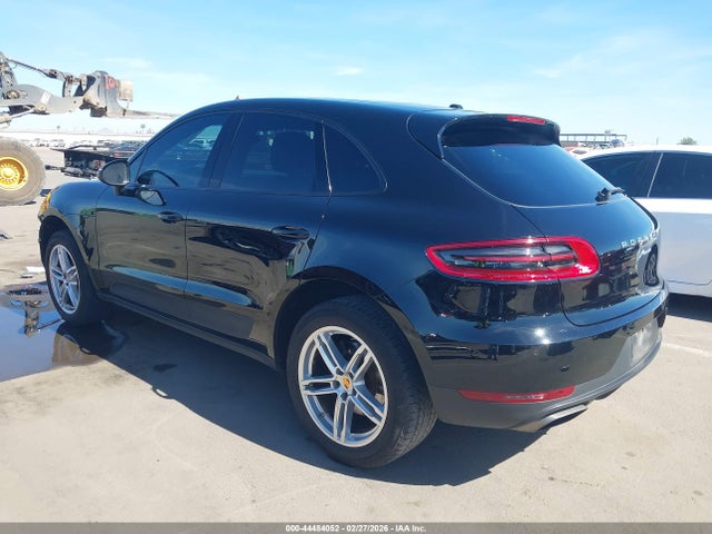 2017 PORSCHE MACAN WP1AA2A52HLB05767 Photo 2