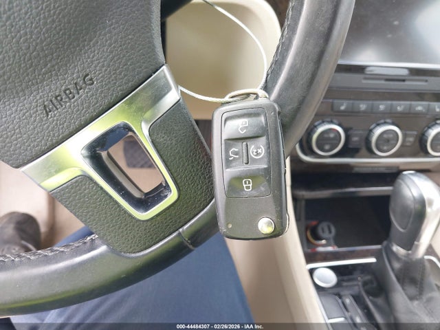 2014 Volkswagen Passat 1.8t Sel Premium მანქანა იყიდება აუქციონზე, vin: 1VWCS7A36EC020474, აუქციონის ნომერი: 44484307