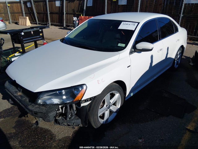 2015 VOLKSWAGEN PASSAT 1VWAT7A32FC099051 Photo 1