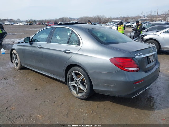 2018 MERCEDES-BENZ E 300 WDDZF4KB7JA295465 Photo 2